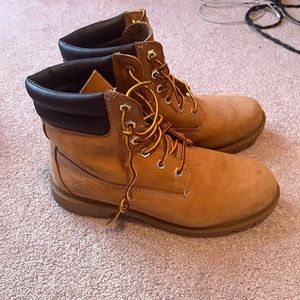 Hi! These are women timberlands. Perfect for the winter:)